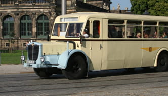 Beiger historischer Bus vor dem Zwinger