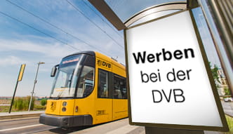 Eine Straßenbahn fährt an einer Werbefläche mit der Aufschrift "Werben bei der DVB" vorbei
