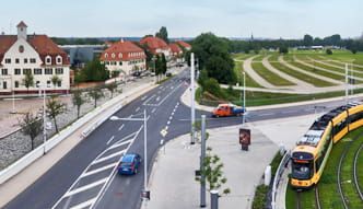 Kreuzungsbereich und Straßenbahn aus einer Vogelpersketive