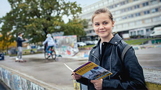 Mädchen beim DVB-Detektivspiel