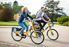 Pärchen unterwegs mit MOBIbikes