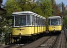 Zwei gelbe Bergbahnen nebeneinander während der Fahrt