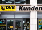 Schaufenster und Eingangsbereich mit DVB Schriftzug des Kundenzentrums