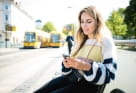 Frau am Smartphone