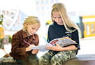 Kinder an der Haltestelle