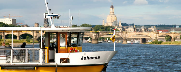 Foto der Elbfähre Johanna vor dem Stadtpanorama